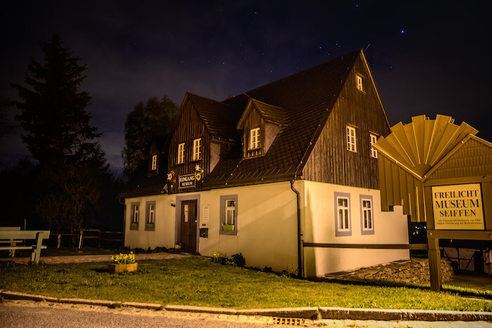 Eingangsbereich des Freilichtmuseums Seiffen Abends, Foto: Schimmelpfennig