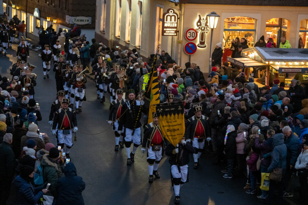 Große Bergparade mit 400 Trachtenträgern 5