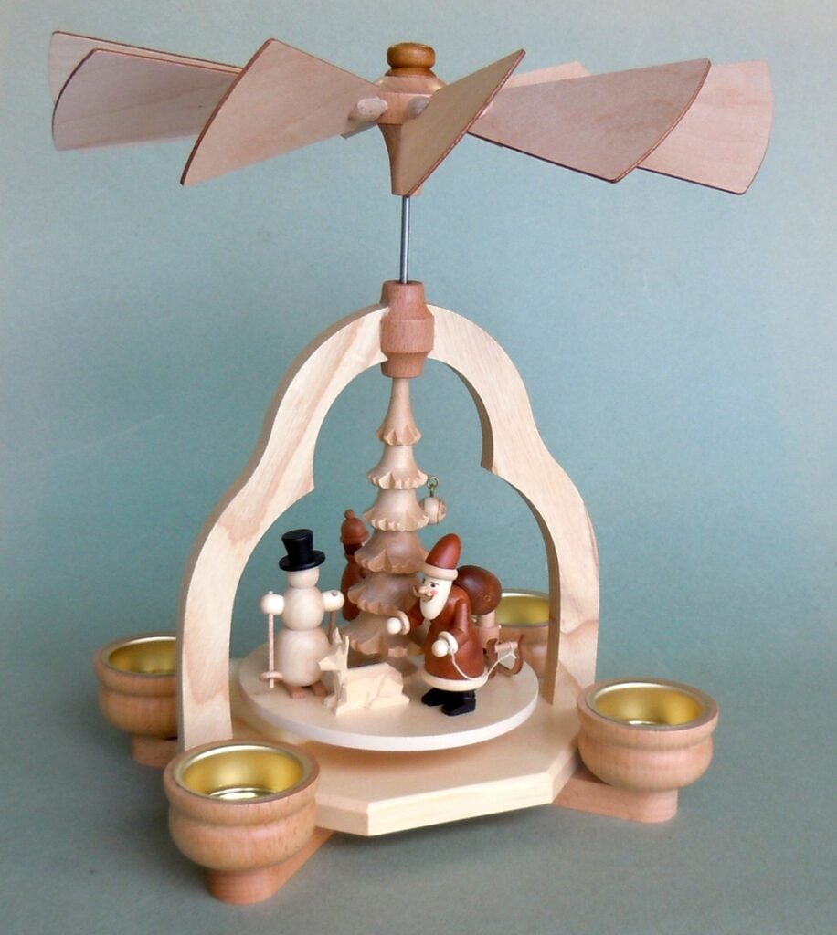 Teelichtpyramide mit Weihnachtsmann 1 Teelichtpyramide mit Weihnachtsmann 1