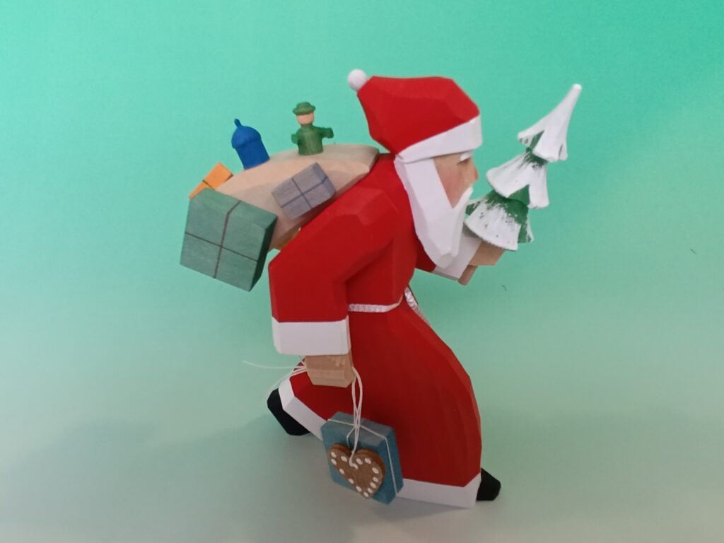 geschnitzter Weihnachtsmann mit Baum 1