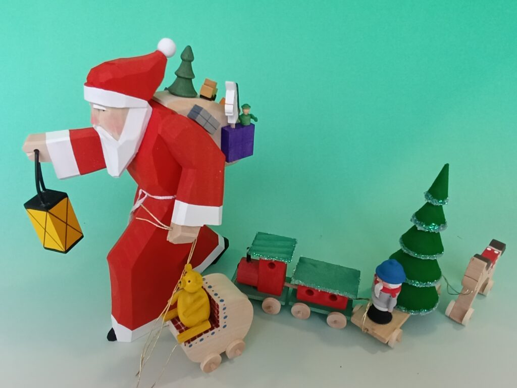 geschnitzter Weihnachtsmann mit Spielzeugzug 1 geschnitzter Weihnachtsmann mit Spielzeugzug 1