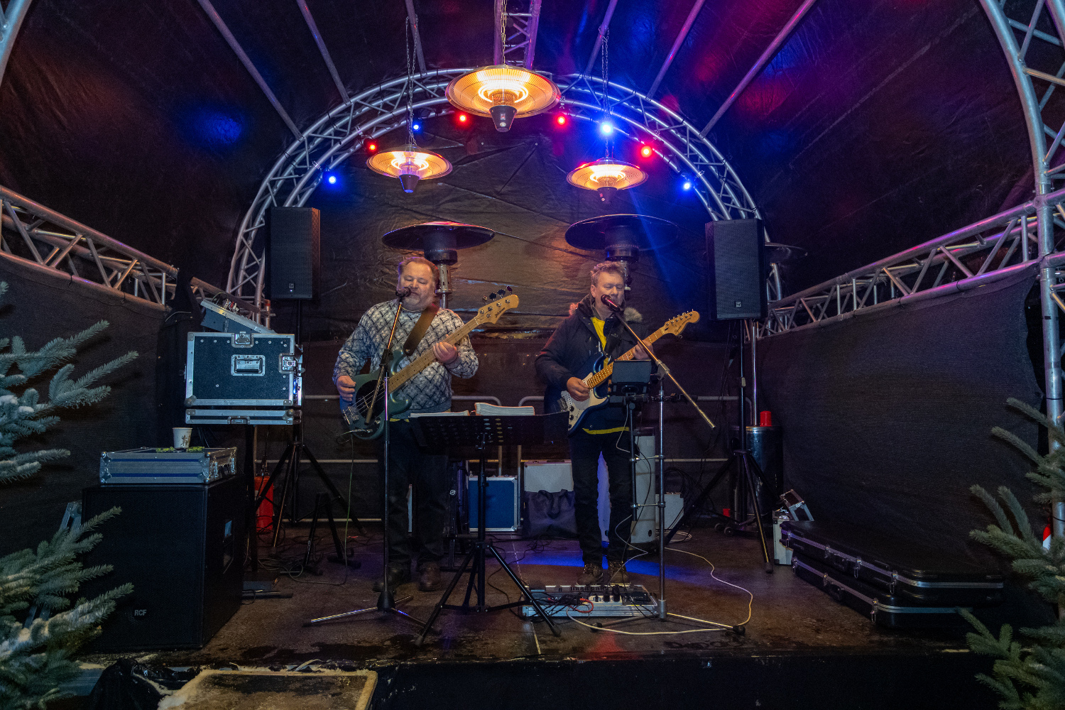 Livemusik auf dem Rathausplatz mit Mittendrin 1