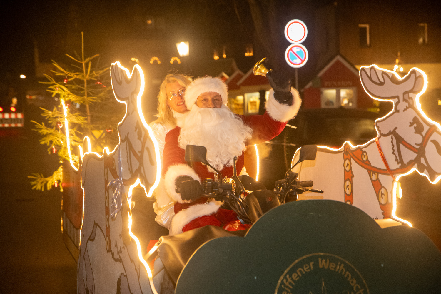 Weihnachtsmann mit Engel und Rentiermobil 2