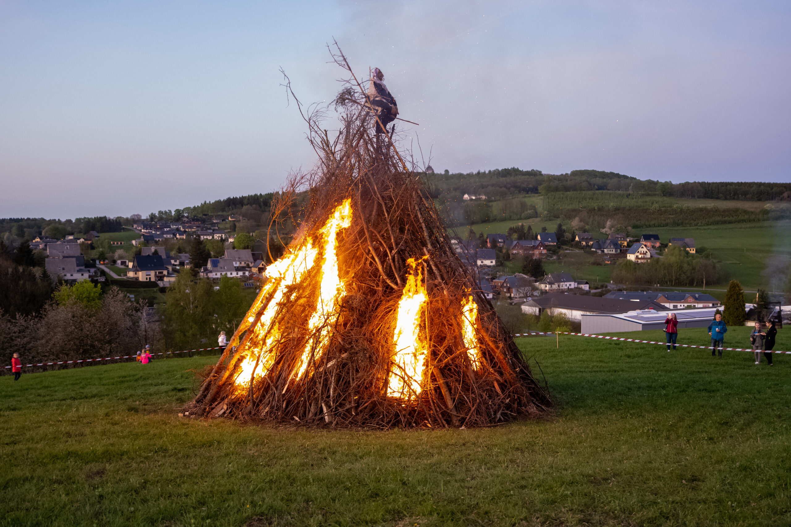 Maibaumsetzen-Hexenfeuer
