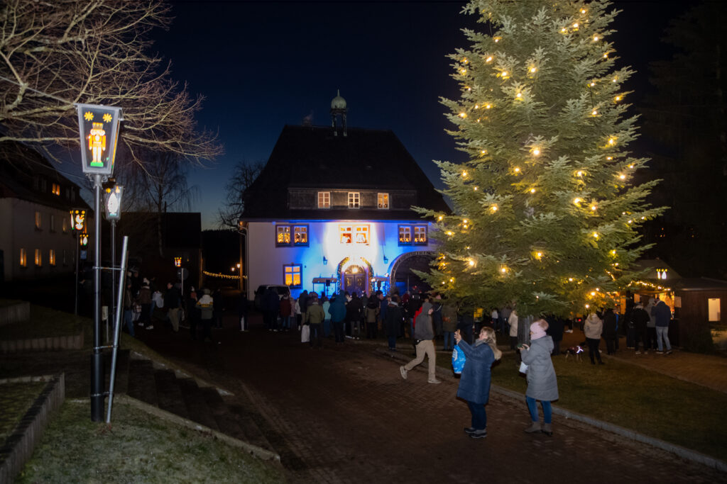 Chöre singen vor dem Rathaus am 06. Dezember 2025 2 Chöre singen vor dem Rathaus am 06. Dezember 2025 2