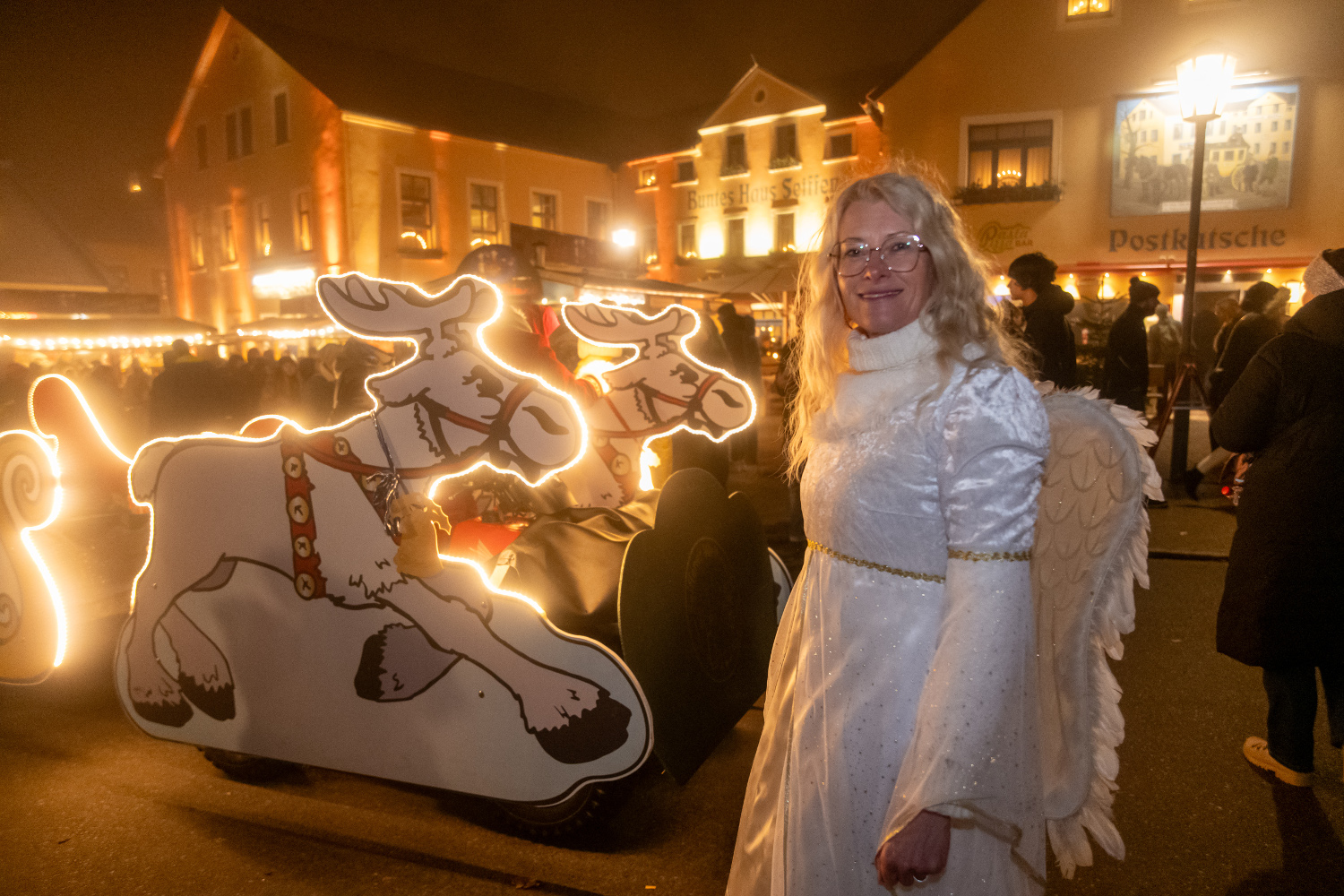 Weihnachtsmann mit Engel und Rentiermobil